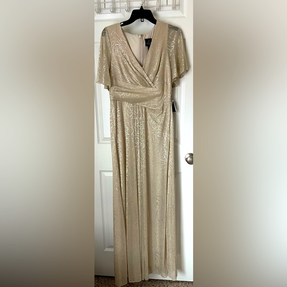 Adrianna Papell S10 NEW with tags light taupe with silver metallic throughout